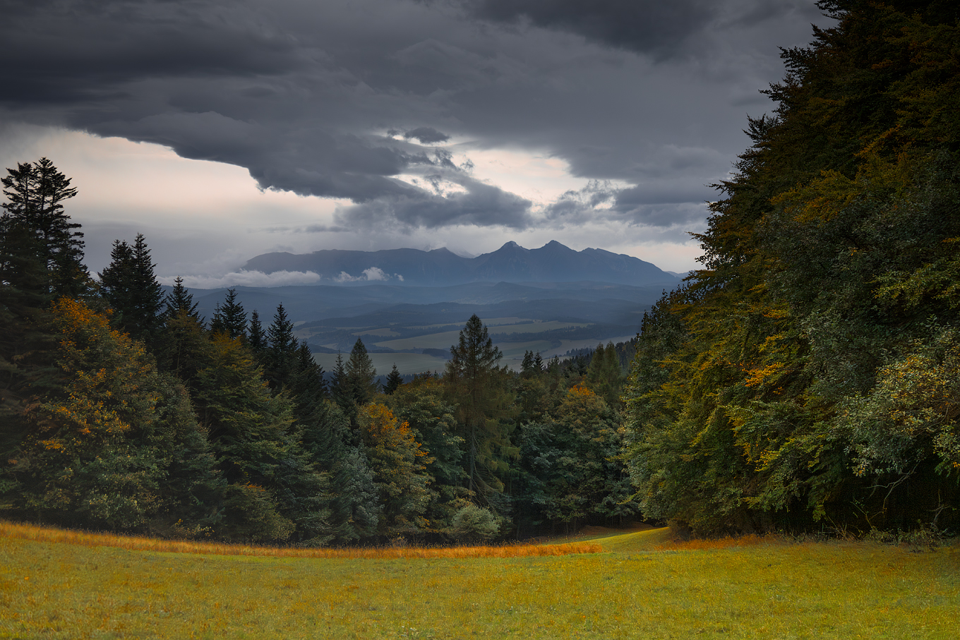 Widok na Tatry z Przełęczy Szopka